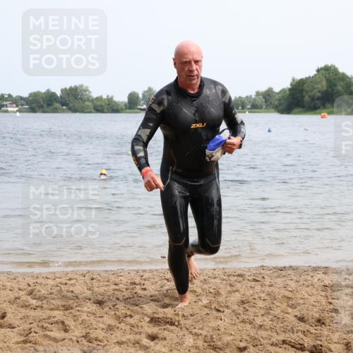 15.06.2025 - 27. Vierlanden-Triathlon Lena Gebhardt http://msf.ph/oto/8032131 15.06.2025 11:13:43 Schwimmen 966 meine-sportfotos.de