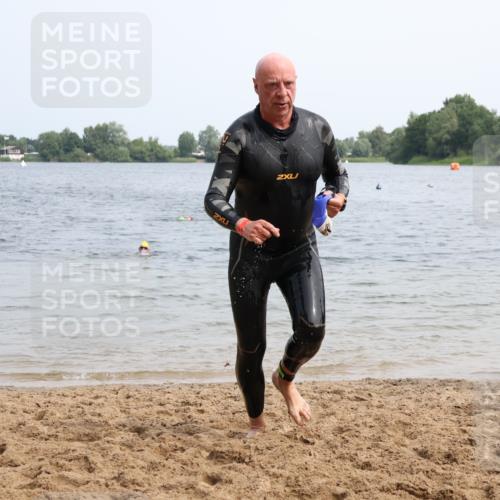 15.06.2025 - 27. Vierlanden-Triathlon Lena Gebhardt http://msf.ph/oto/8032138 15.06.2025 11:13:44 Schwimmen 966 meine-sportfotos.de