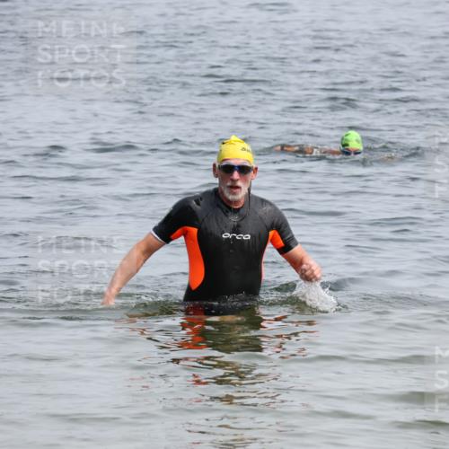 15.06.2025 - 27. Vierlanden-Triathlon Lena Gebhardt http://msf.ph/oto/8032146 15.06.2025 11:13:50 Schwimmen 966 meine-sportfotos.de
