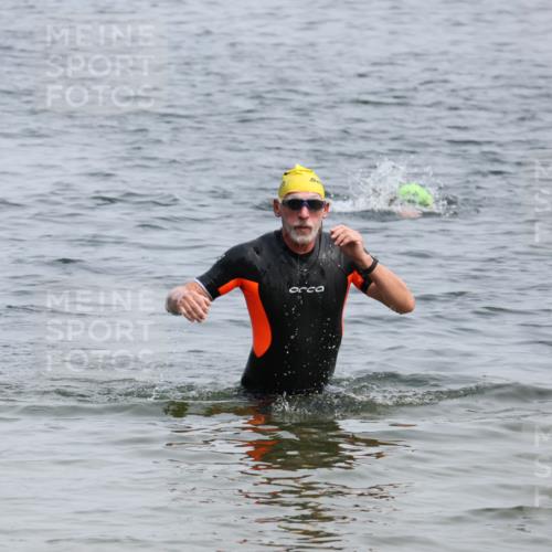 15.06.2025 - 27. Vierlanden-Triathlon Lena Gebhardt http://msf.ph/oto/8032150 15.06.2025 11:13:50 Schwimmen 966 meine-sportfotos.de