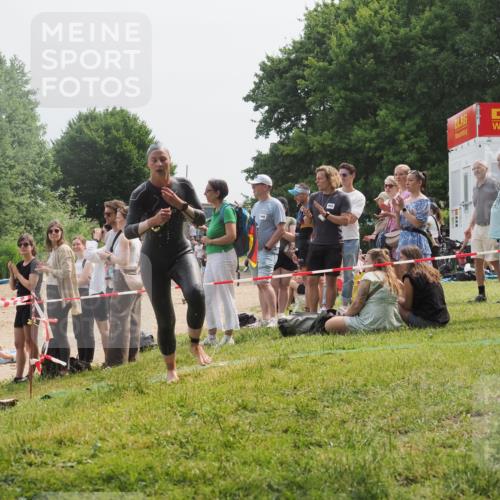 15.06.2025 - 27. Vierlanden-Triathlon KatJ http://msf.ph/oto/8032151 15.06.2025 11:12:05 Schwimmen 921, 934 meine-sportfotos.de