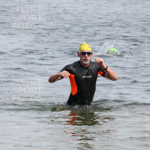 15.06.2025 - 27. Vierlanden-Triathlon Lena Gebhardt http://msf.ph/oto/8032153 15.06.2025 11:13:50 Schwimmen 966 meine-sportfotos.de