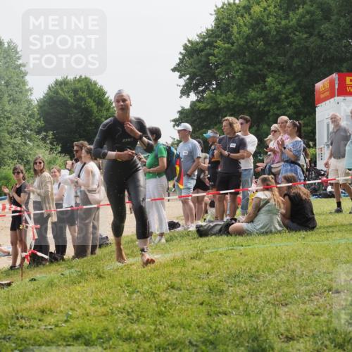 15.06.2025 - 27. Vierlanden-Triathlon KatJ http://msf.ph/oto/8032157 15.06.2025 11:12:05 Schwimmen 921, 934 meine-sportfotos.de