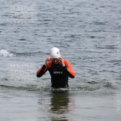 15.06.2025 - 27. Vierlanden-Triathlon Lena Gebhardt http://msf.ph/oto/8032158 15.06.2025 11:13:52 Schwimmen 920, 966 meine-sportfotos.de