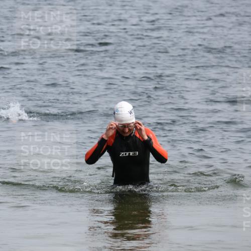 15.06.2025 - 27. Vierlanden-Triathlon Lena Gebhardt http://msf.ph/oto/8032160 15.06.2025 11:13:52 Schwimmen 920, 966 meine-sportfotos.de