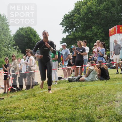 15.06.2025 - 27. Vierlanden-Triathlon KatJ http://msf.ph/oto/8032164 15.06.2025 11:12:05 Schwimmen 921, 934 meine-sportfotos.de