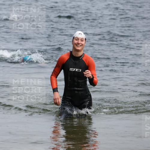 15.06.2025 - 27. Vierlanden-Triathlon Lena Gebhardt http://msf.ph/oto/8032165 15.06.2025 11:13:53 Schwimmen 920, 966 meine-sportfotos.de
