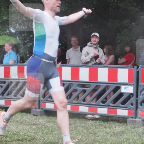 21.06.2025 - 27. Vierlanden-Triathlon KatJ http://msf.ph/oto/8032167 15.06.2025 13:42:24 Ziel 93, 139, 858 meine-sportfotos.de