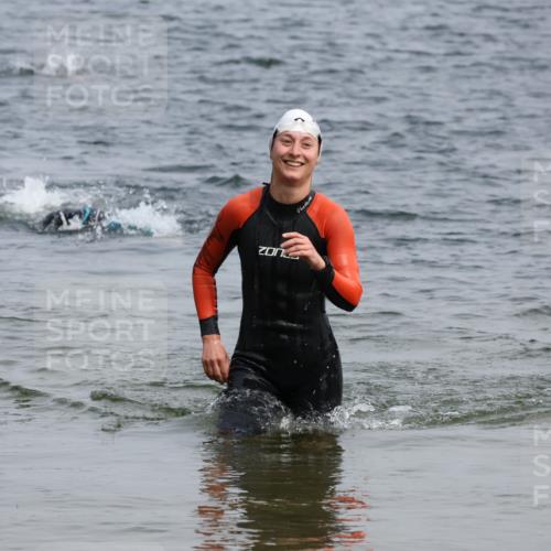 15.06.2025 - 27. Vierlanden-Triathlon Lena Gebhardt http://msf.ph/oto/8032168 15.06.2025 11:13:53 Schwimmen 920, 966 meine-sportfotos.de