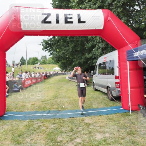21.06.2025 - 27. Vierlanden-Triathlon MichiJ http://msf.ph/oto/8032169 15.06.2026 12:49:48 Ziel 771 meine-sportfotos.de
