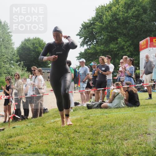 15.06.2025 - 27. Vierlanden-Triathlon KatJ http://msf.ph/oto/8032171 15.06.2025 11:12:06 Schwimmen 921, 934 meine-sportfotos.de