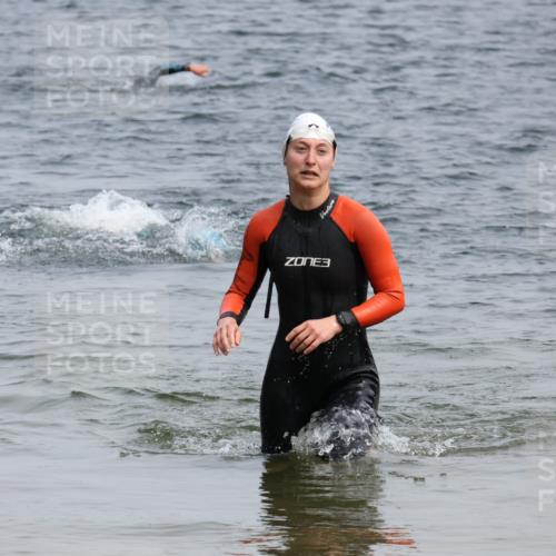 15.06.2025 - 27. Vierlanden-Triathlon Lena Gebhardt http://msf.ph/oto/8032173 15.06.2025 11:13:54 Schwimmen 920 meine-sportfotos.de