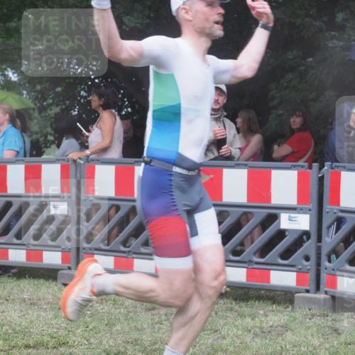 21.06.2025 - 27. Vierlanden-Triathlon KatJ http://msf.ph/oto/8032174 15.06.2025 13:42:24 Ziel 93, 139, 858 meine-sportfotos.de