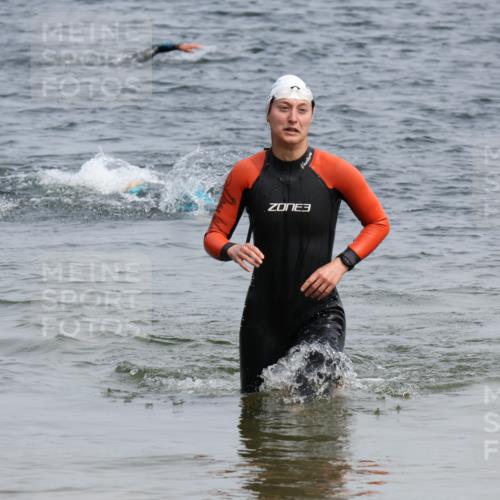 15.06.2025 - 27. Vierlanden-Triathlon Lena Gebhardt http://msf.ph/oto/8032175 15.06.2025 11:13:54 Schwimmen 920 meine-sportfotos.de