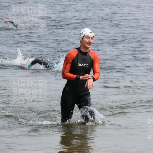 15.06.2025 - 27. Vierlanden-Triathlon Lena Gebhardt http://msf.ph/oto/8032181 15.06.2025 11:13:55 Schwimmen 800, 920 meine-sportfotos.de