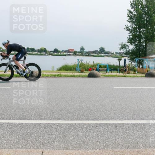 21.06.2025 - 27. Vierlanden-Triathlon H.Heesch http://msf.ph/oto/8032184 15.06.2025 11:35:49 Radfahren 70, 735, 736 meine-sportfotos.de