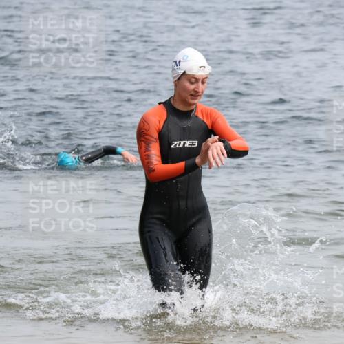 15.06.2025 - 27. Vierlanden-Triathlon Lena Gebhardt http://msf.ph/oto/8032185 15.06.2025 11:13:56 Schwimmen 800, 920 meine-sportfotos.de