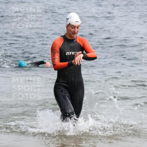 15.06.2025 - 27. Vierlanden-Triathlon Lena Gebhardt http://msf.ph/oto/8032188 15.06.2025 11:13:56 Schwimmen 800, 920 meine-sportfotos.de