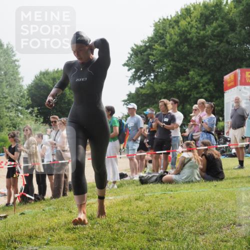 15.06.2025 - 27. Vierlanden-Triathlon KatJ http://msf.ph/oto/8032193 15.06.2025 11:12:06 Schwimmen 921, 934 meine-sportfotos.de