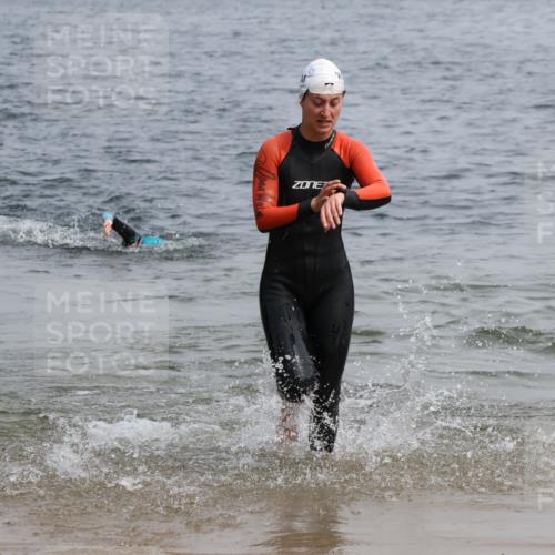 15.06.2025 - 27. Vierlanden-Triathlon Lena Gebhardt http://msf.ph/oto/8032194 15.06.2025 11:13:57 Schwimmen 800, 920 meine-sportfotos.de