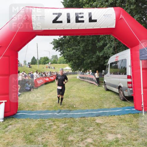 21.06.2025 - 27. Vierlanden-Triathlon MichiJ http://msf.ph/oto/8032202 15.06.2026 12:50:19 Ziel 100 meine-sportfotos.de