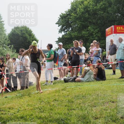 15.06.2025 - 27. Vierlanden-Triathlon KatJ http://msf.ph/oto/8032204 15.06.2025 11:12:07 Schwimmen 921, 934 meine-sportfotos.de
