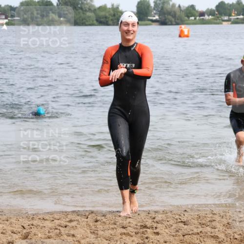 15.06.2025 - 27. Vierlanden-Triathlon Lena Gebhardt http://msf.ph/oto/8032206 15.06.2025 11:13:58 Schwimmen 800, 904, 920 meine-sportfotos.de