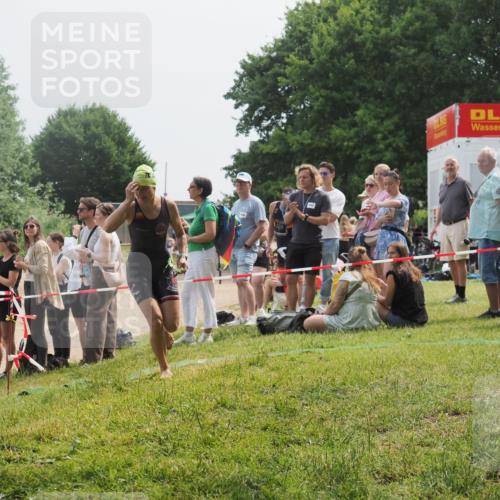 15.06.2025 - 27. Vierlanden-Triathlon KatJ http://msf.ph/oto/8032209 15.06.2025 11:12:07 Schwimmen 921, 934 meine-sportfotos.de