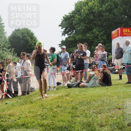 15.06.2025 - 27. Vierlanden-Triathlon KatJ http://msf.ph/oto/8032215 15.06.2025 11:12:08 Schwimmen 921, 934 meine-sportfotos.de