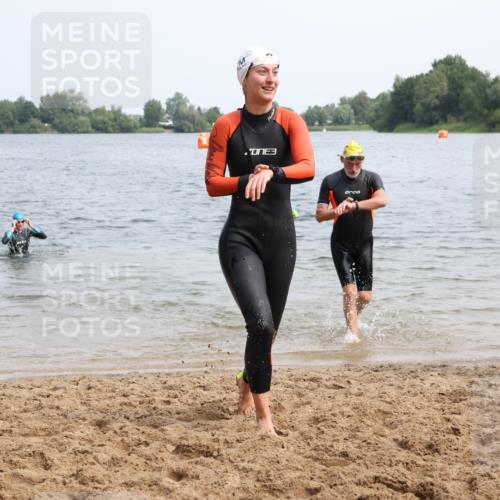 15.06.2025 - 27. Vierlanden-Triathlon Lena Gebhardt http://msf.ph/oto/8032222 15.06.2025 11:14:00 Schwimmen 800, 904, 920, 952 meine-sportfotos.de