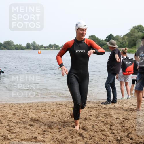 15.06.2025 - 27. Vierlanden-Triathlon Lena Gebhardt http://msf.ph/oto/8032228 15.06.2025 11:14:00 Schwimmen 800, 904, 920, 952 meine-sportfotos.de