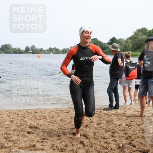 15.06.2025 - 27. Vierlanden-Triathlon Lena Gebhardt http://msf.ph/oto/8032230 15.06.2025 11:14:00 Schwimmen 800, 904, 920, 952 meine-sportfotos.de