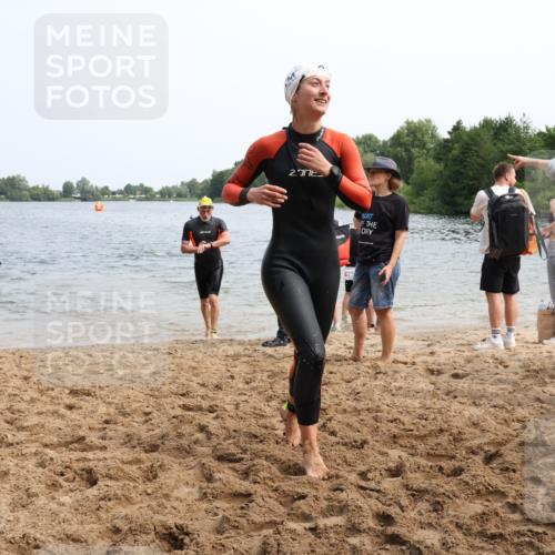 15.06.2025 - 27. Vierlanden-Triathlon Lena Gebhardt http://msf.ph/oto/8032236 15.06.2025 11:14:01 Schwimmen 800, 904, 920, 952 meine-sportfotos.de