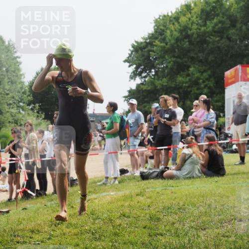 15.06.2025 - 27. Vierlanden-Triathlon KatJ http://msf.ph/oto/8032239 15.06.2025 11:12:08 Schwimmen 921, 934 meine-sportfotos.de