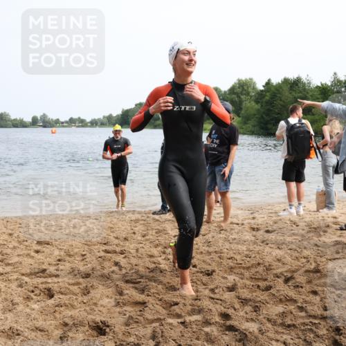 15.06.2025 - 27. Vierlanden-Triathlon Lena Gebhardt http://msf.ph/oto/8032242 15.06.2025 11:14:01 Schwimmen 800, 904, 920, 952 meine-sportfotos.de
