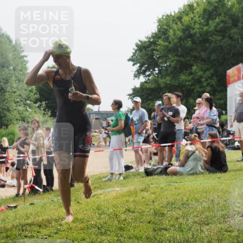 15.06.2025 - 27. Vierlanden-Triathlon KatJ http://msf.ph/oto/8032244 15.06.2025 11:12:09 Schwimmen 785, 921, 934 meine-sportfotos.de