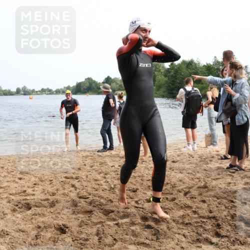 15.06.2025 - 27. Vierlanden-Triathlon Lena Gebhardt http://msf.ph/oto/8032246 15.06.2025 11:14:01 Schwimmen 800, 904, 920, 952 meine-sportfotos.de
