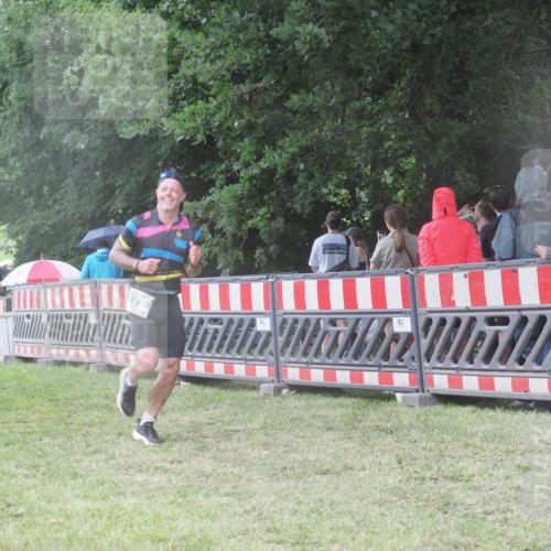 21.06.2025 - 27. Vierlanden-Triathlon KatJ http://msf.ph/oto/8032247 15.06.2025 13:42:41 Ziel 779 meine-sportfotos.de