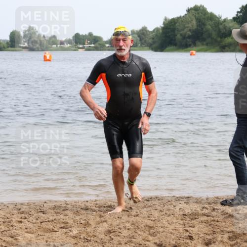 15.06.2025 - 27. Vierlanden-Triathlon Lena Gebhardt http://msf.ph/oto/8032250 15.06.2025 11:14:02 Schwimmen 800, 904, 920, 952, 962 meine-sportfotos.de