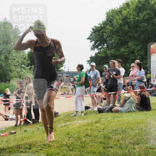 15.06.2025 - 27. Vierlanden-Triathlon KatJ http://msf.ph/oto/8032252 15.06.2025 11:12:09 Schwimmen 785, 921, 934 meine-sportfotos.de
