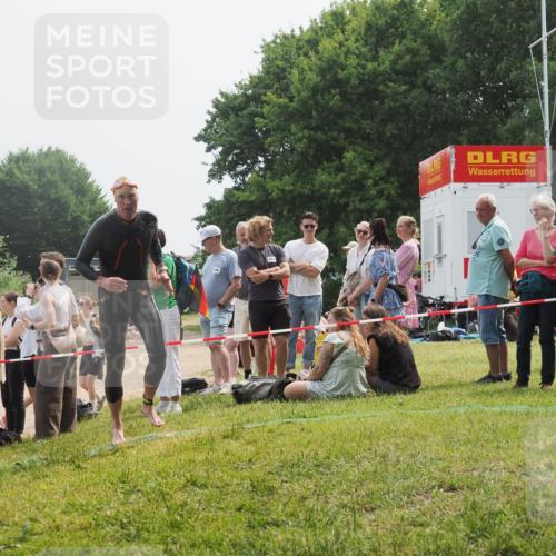 15.06.2025 - 27. Vierlanden-Triathlon KatJ http://msf.ph/oto/8032257 15.06.2025 11:12:15 Schwimmen 785, 934 meine-sportfotos.de
