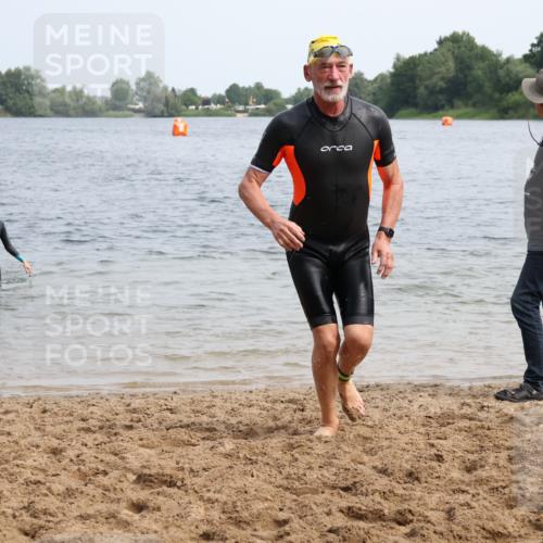 15.06.2025 - 27. Vierlanden-Triathlon Lena Gebhardt http://msf.ph/oto/8032259 15.06.2025 11:14:03 Schwimmen 800, 904, 920, 952, 962 meine-sportfotos.de