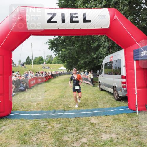 21.06.2025 - 27. Vierlanden-Triathlon MichiJ http://msf.ph/oto/8032261 15.06.2026 12:50:43 Ziel 693 meine-sportfotos.de