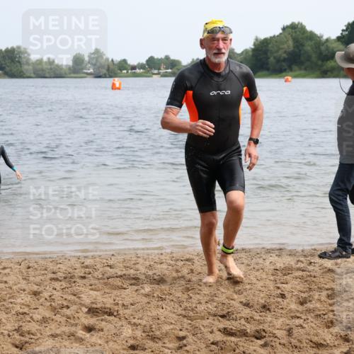 15.06.2025 - 27. Vierlanden-Triathlon Lena Gebhardt http://msf.ph/oto/8032262 15.06.2025 11:14:03 Schwimmen 800, 904, 920, 952, 962 meine-sportfotos.de