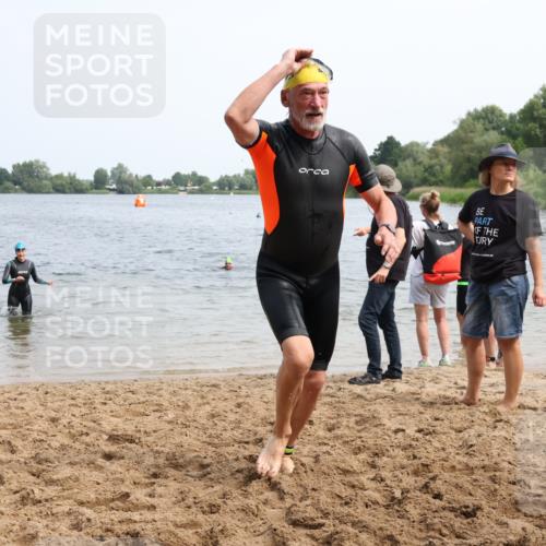 15.06.2025 - 27. Vierlanden-Triathlon Lena Gebhardt http://msf.ph/oto/8032272 15.06.2025 11:14:04 Schwimmen 800, 904, 920, 952, 962 meine-sportfotos.de