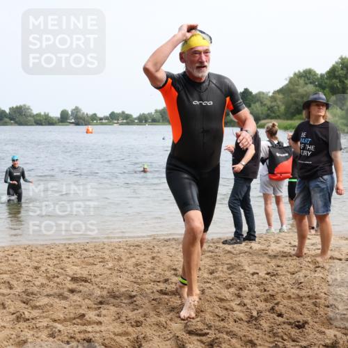 15.06.2025 - 27. Vierlanden-Triathlon Lena Gebhardt http://msf.ph/oto/8032277 15.06.2025 11:14:05 Schwimmen 800, 904, 920, 952, 962 meine-sportfotos.de