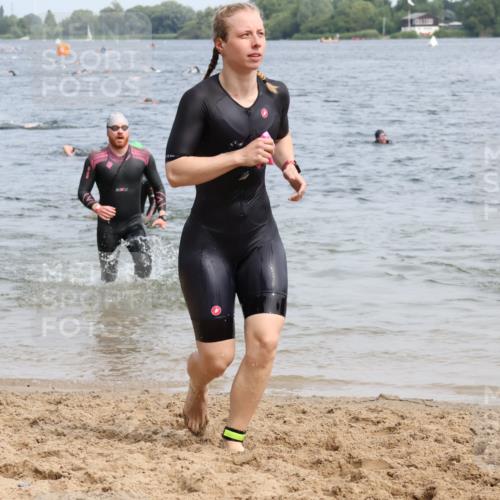15.06.2025 - 27. Vierlanden-Triathlon Lena Gebhardt http://msf.ph/oto/8032280 15.06.2025 11:14:06 Schwimmen 800, 804, 904, 920, 952, 962 meine-sportfotos.de