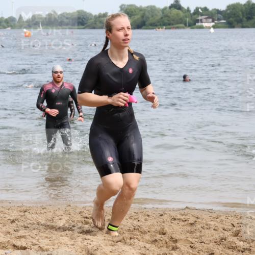 15.06.2025 - 27. Vierlanden-Triathlon Lena Gebhardt http://msf.ph/oto/8032285 15.06.2025 11:14:06 Schwimmen 800, 804, 904, 920, 952, 962 meine-sportfotos.de