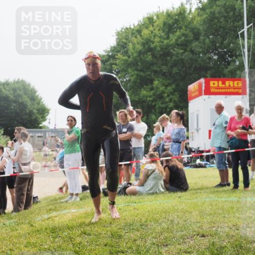 15.06.2025 - 27. Vierlanden-Triathlon KatJ http://msf.ph/oto/8032302 15.06.2025 11:12:16 Schwimmen 785, 934 meine-sportfotos.de