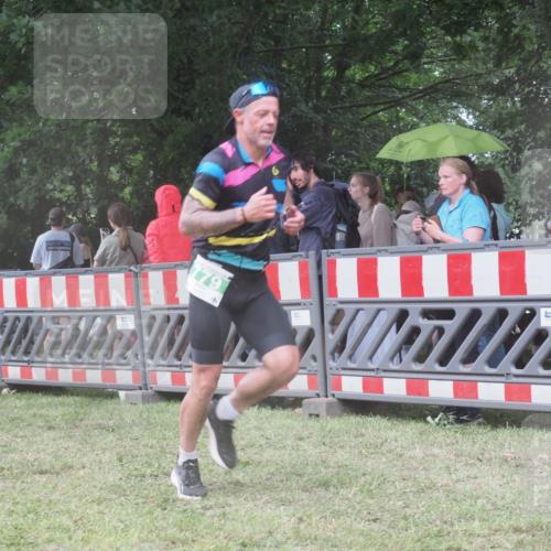 21.06.2025 - 27. Vierlanden-Triathlon KatJ http://msf.ph/oto/8032305 15.06.2025 13:42:42 Ziel 779 meine-sportfotos.de